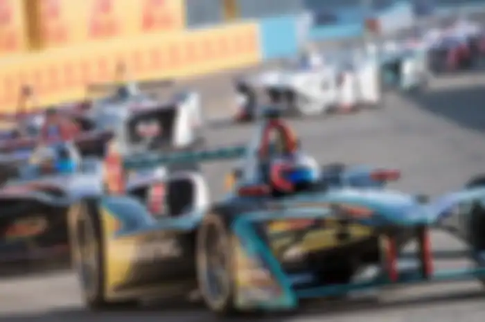Mitch Evans dari tim Jaguar Racing memimpin balapan dalam seri kejuaraan Formula E ePrix di Berlin, 