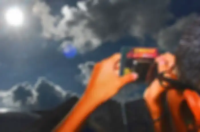 4 Cara Memotret Gerhana Matahari Total Memakai Smartphone. (foto: surabaya.tribunnews.com).