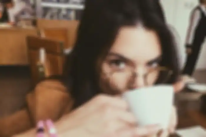 Kendall Jenner juga kadang suka minum kopi, kok! (foto: instagram).