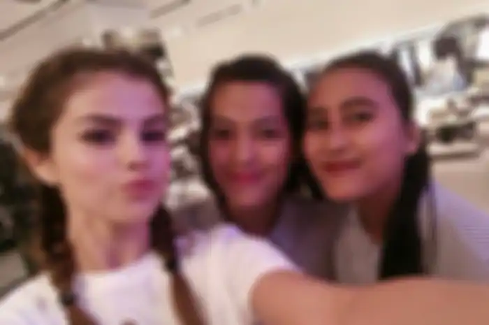 Tips Menata Gaya Rambut Kepang Ala Selena Gomez Saat di Jakarta