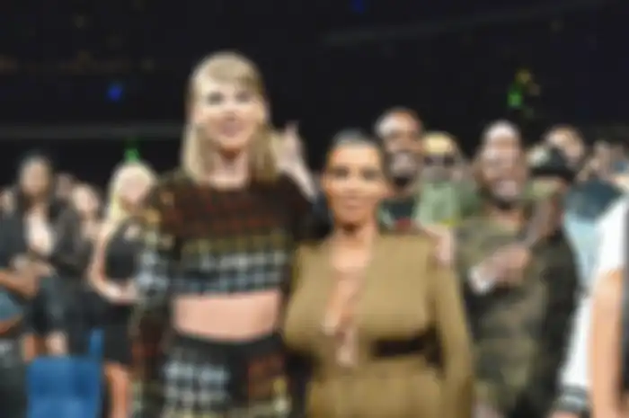 4 Pemberitaan yang Enggak Benar dan Dihubungkan Dengan Perseteruan Taylor Swift vs Kim Kardashian