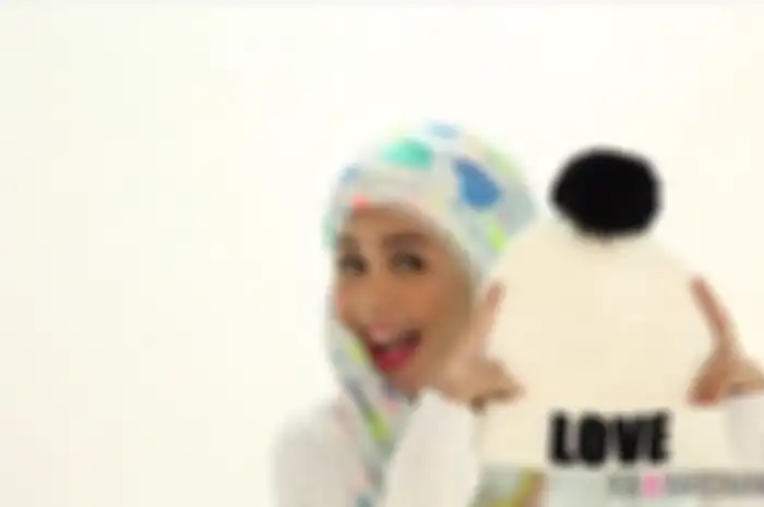 Cara Memakai Topi dengan Hijab