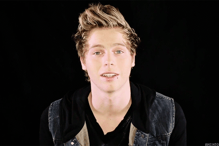 Luke Hemmings '5SOS': Selfie Bareng Benda Random