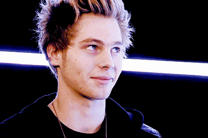 Luke Hemmings '5SOS': Terobsesi Penguin, Nando's, dan Will Smith