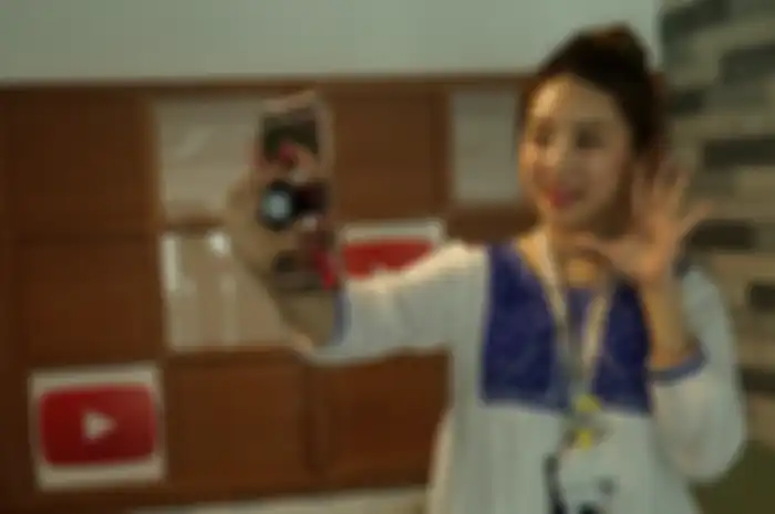 Han Yoo Ra mencoba fitur mobile live streaming dari YouTube. Seru!