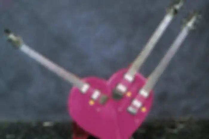 Bentuk Gitar Paling Aneh