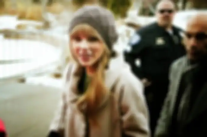Taylor Swift: Keep It Warm!