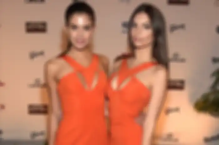 Model terkenal, Sara Sampaio dan Emily Ratajkowski memakai baju yang sama dalam sebuah event. Bukannya canggung, keduanya malah berpose bersama. Super cool!