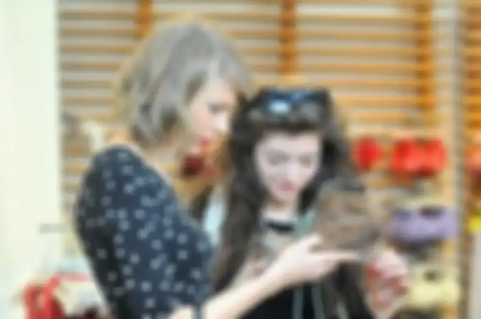 Taylor Swift Best Shopping Buddies