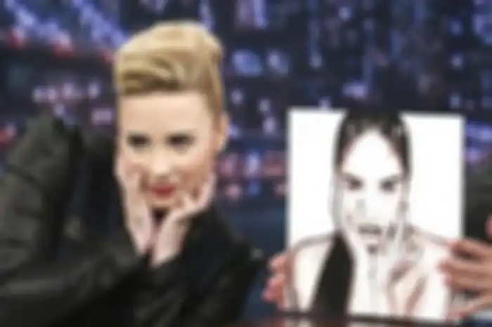 Demi Lovato: Pose dengan Diri Sendiri