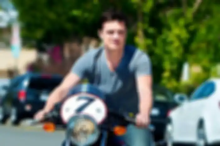 Josh Hutcherson Gaya Bareng Motor