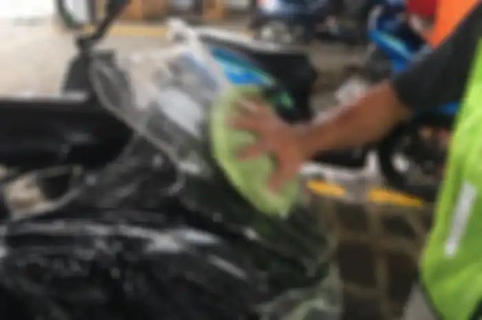 Busakan windshield dengan sampo motor dan kain halus