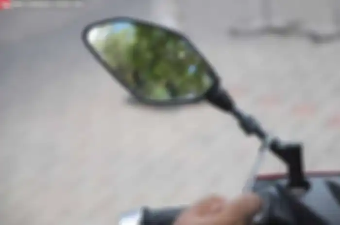 Kaca spion motor. Baru Tahu Kaca Spion Motor Ternyata Pakai Cermin Jenis Ini, Alasannya Ternyata Bisa Bikin Bikers Panjang Umur