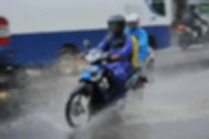 Riding Saat Grimis Lebih Berbahaya