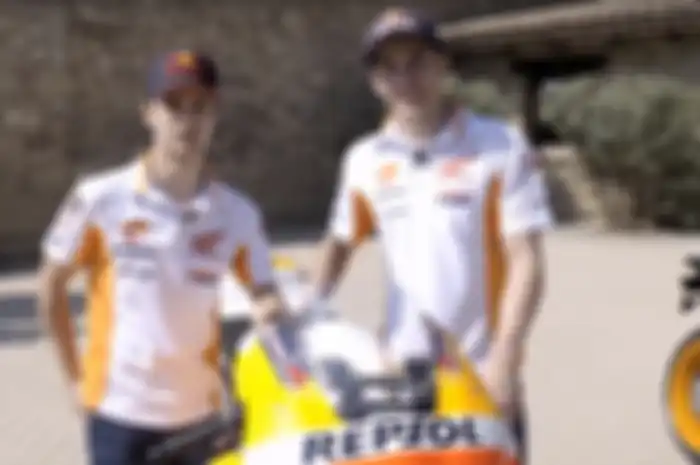 Dani Pedrosa (kiri) dan Marc Marquez (kanan) melakukan review dari tiga produk Honda