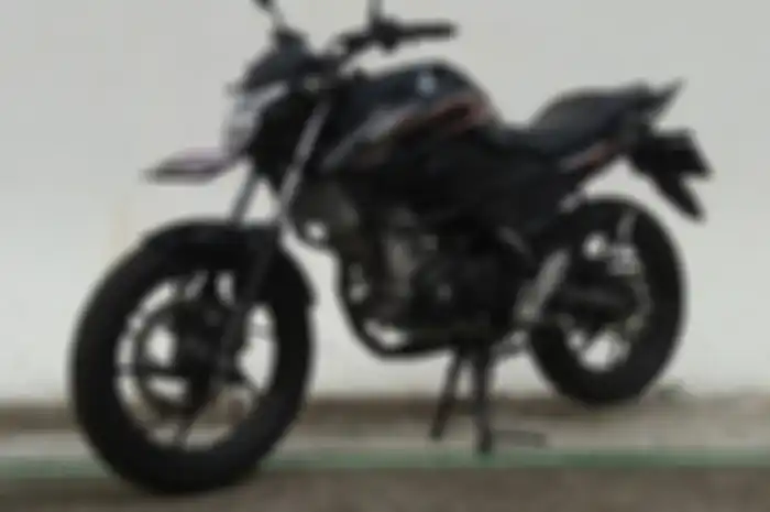 Bingung taruh jas hujan di motor Honda CB150R? Simak tips dari MOTOR Plus yuk!