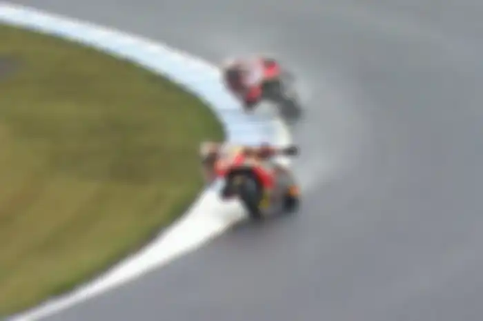 Momen saat Marquez nyaris jatuh di tikungan 8,  Dovizioso terus menekan. Foto:  Crash.net