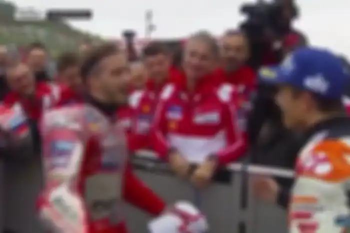 Nih Video Saat Marc Marquez Nyamperin Andrea Dovizioso Di Parc Ferme, Respect Bro..!