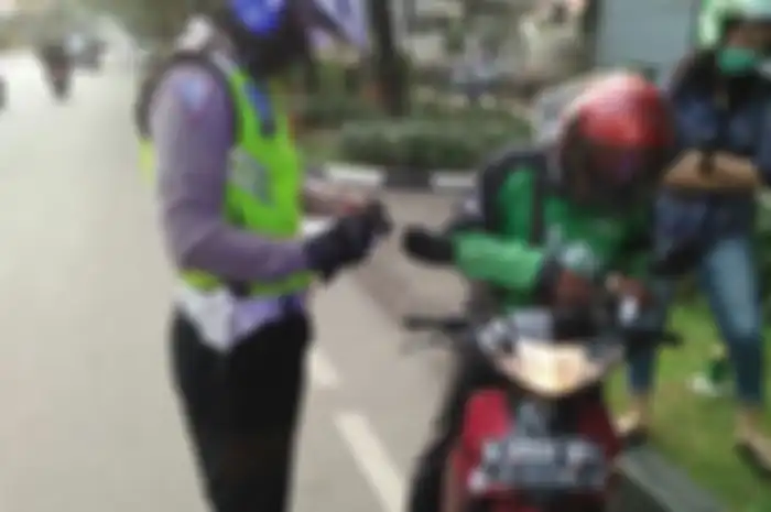 Polisi menilang pengendara yang melawan arus, foto: tmcpoldametro