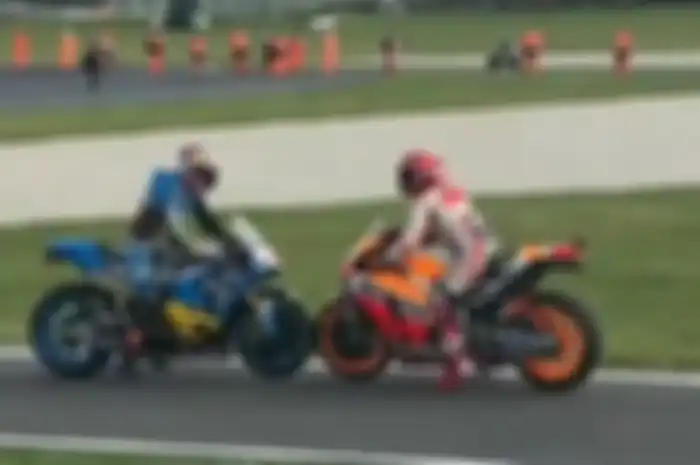 Jack Miller (kiri) vs Marc Marquez (kanan)