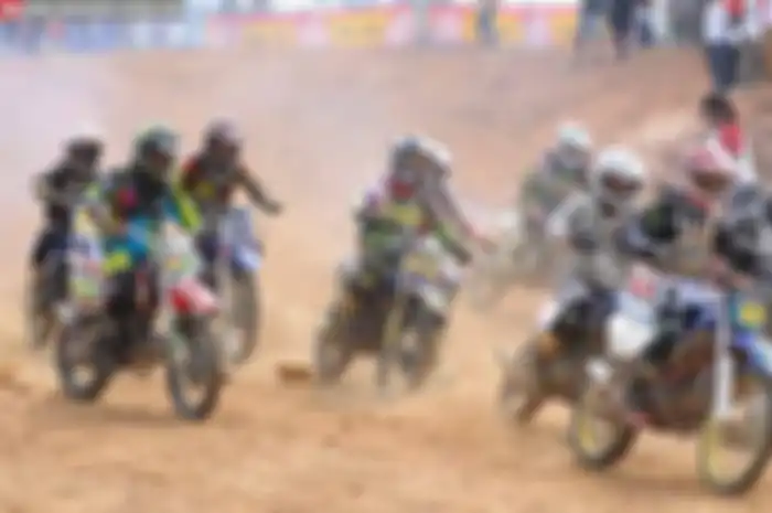 Bikin Ngilu, Wanita Ini Dihajar Motor Grasstrack Saat Melintas