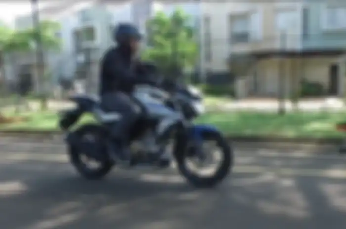 Pengendara motor menggunakan sarung tangan yang aman
