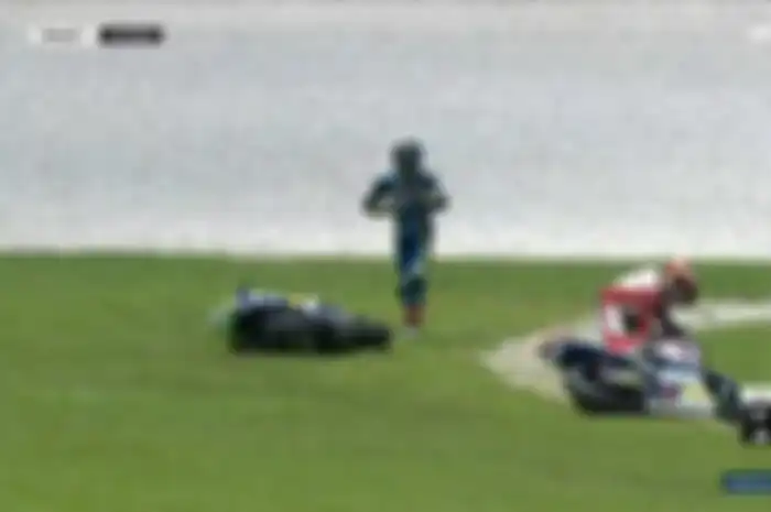 Dimas Ekky jatuh usai ditabrak Remy Gardner di Moto2 Malaysia
