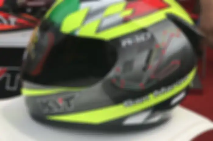Perhatikan kebersihan helm agar tidak bau apek.
