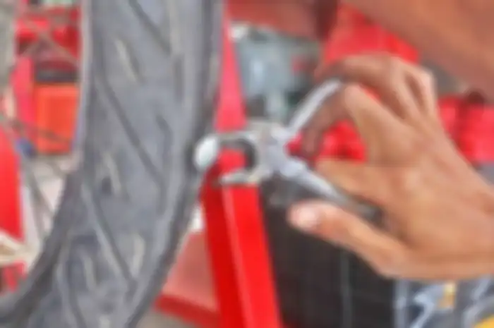 Cara mencabut paku dan menambal ban tubeless yang aman