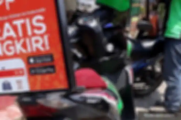 Papan iklan di behel motor ojek online