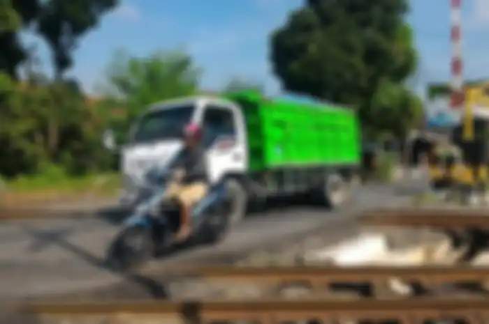 Selalu waspada dan tidak ceroboh saat melintas di jalur kereta api