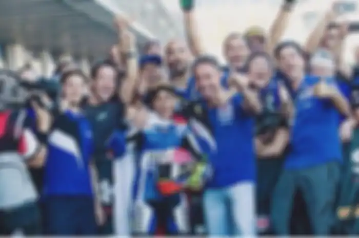 Galang Hendra merayakan kemenangan bersama tim Yamaha Racing