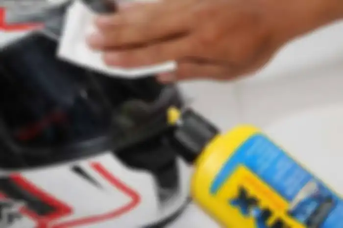 Enggak Baik Bersihin Kaca Helm Ngasal