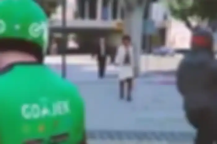 Gojek buru pelaku yang memakai jaket hitam