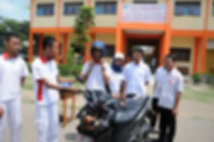 SMK 1 Bulakamba berinovasi menciptakan &ldquo;helm pintar&quot;, yang terkoneksi dengan sepeda motor.