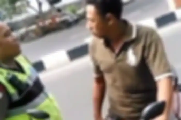 Seorang pengendara motor mengajak polisi duel saat dirazia