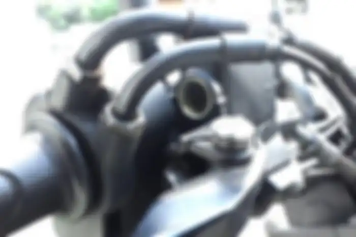Meski enggak ditekan, switch rem yang sudah rusak bisa terus menyalakan lampu rem belakang.