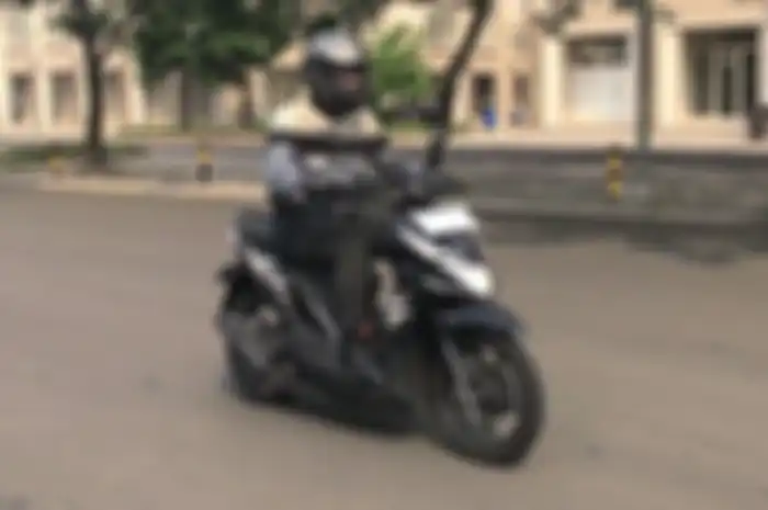 Ilustrasi riding pakai motor matic. 