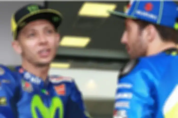Valentino Rossi (kiri) dan Andrea Iannone (kanan)