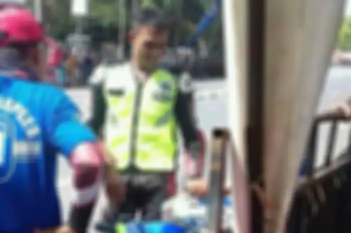 Pembalap M Hasan yang menggunakan rompi polisi di Road Race Bondowoso