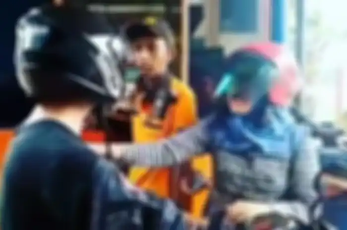 Pengendara motor ribut dengan petugas parkir.