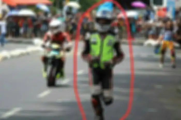 Usai dilempar karung, pembalap pemakai rompi polisi ini malah kabur