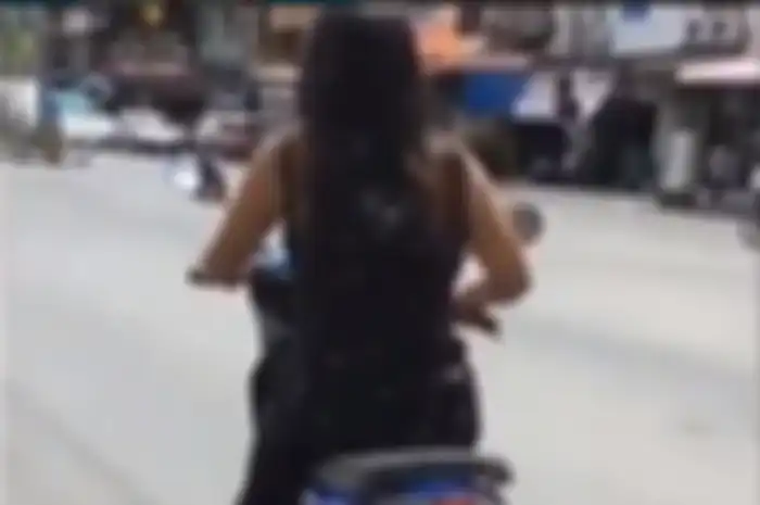 Emak-emak jaman now, geber-geber motor di jalan raya.