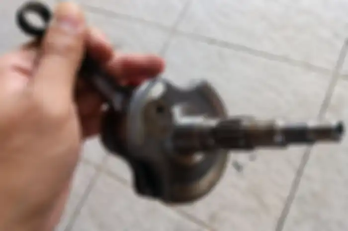 Cara mengecek kondisi stang piston.