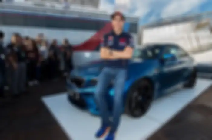 Marc Marquez kembali mendapat hadiah mobil BMW.