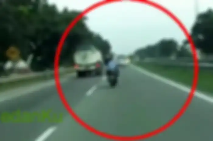 Pengendara motor ini terciduk ngebut di jalan tol, berbahaya sekali.