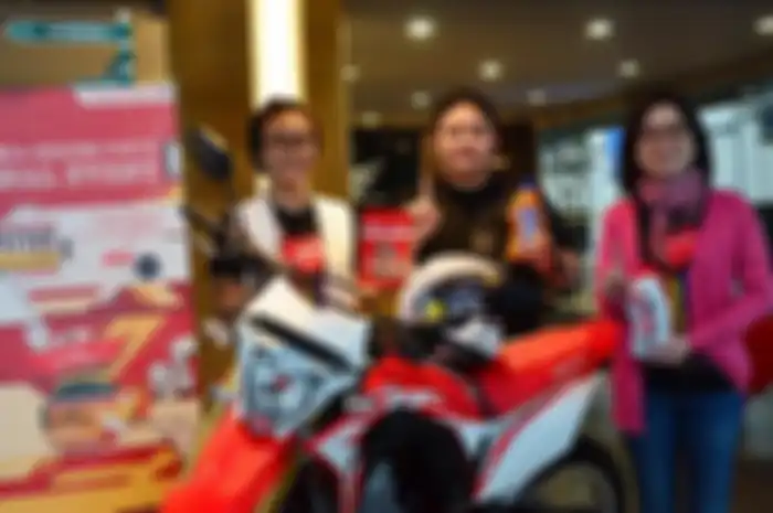 (Kiri-Kanan) Honey Gunawan selaku Parts Marketing and Development Asistant Manager DAM, Jemmy Febrianto selaku Manager Parts Sales DAM, dan Elisabeth Riany selaku General Manager Parts Sales, Marketing &amp;amp; Logistik DAM.