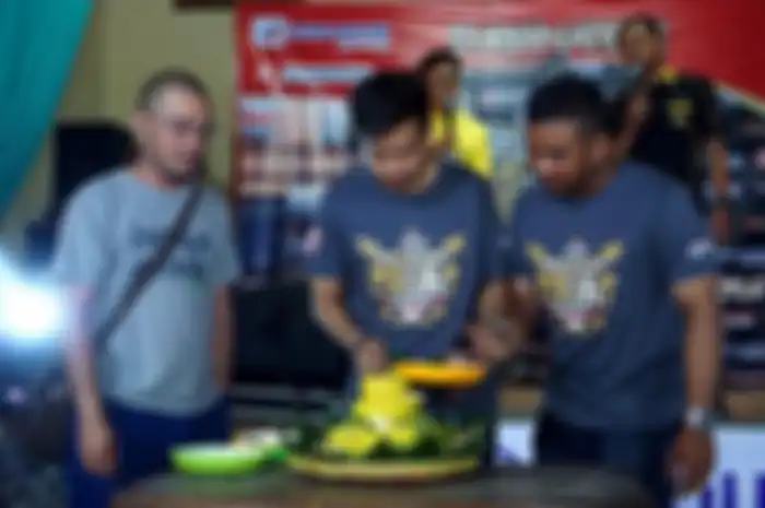 Potong tumpeng di acara anniversary CBR Yogyakarta Brotherhood .