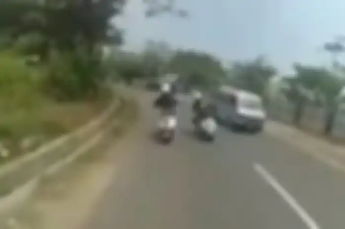 Video detik-detik penunggang Vespa kecelakaan.