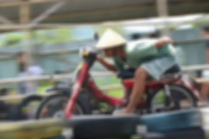 Petani jaman now, bukan bajak sawah malah ikut balap drag bike.